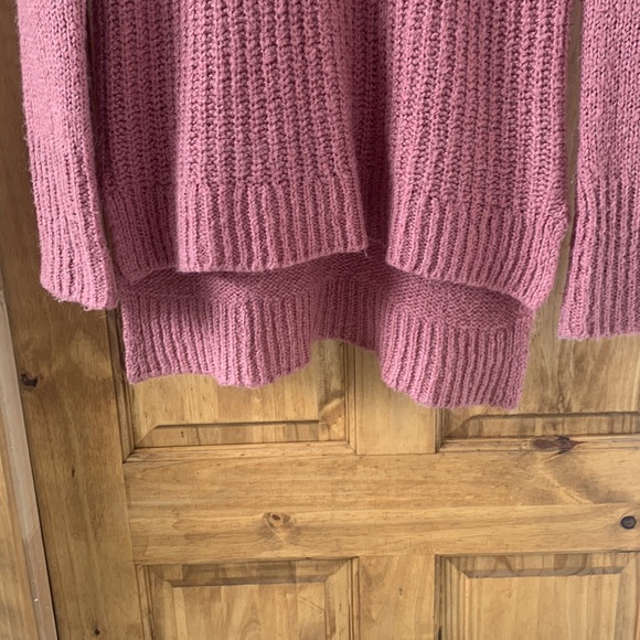 Dusty pink super cozy sweater from Icone (Simons) size XS but can fit larger - Picture 4 of 6